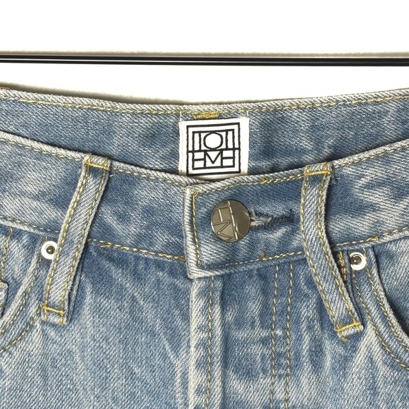 TOTEME Size 26 Barrel Leg Light Wash Button‎ Fly Jeans Raw Hem
